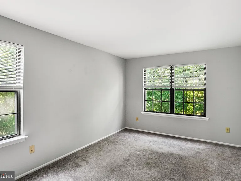 99 Sussex Pl — Photo 11