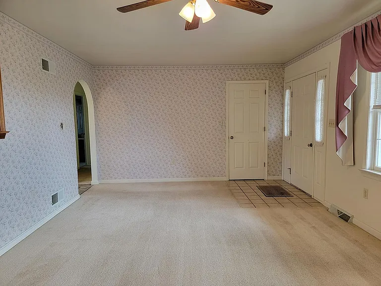 478 N Railroad Ave — Photo 3