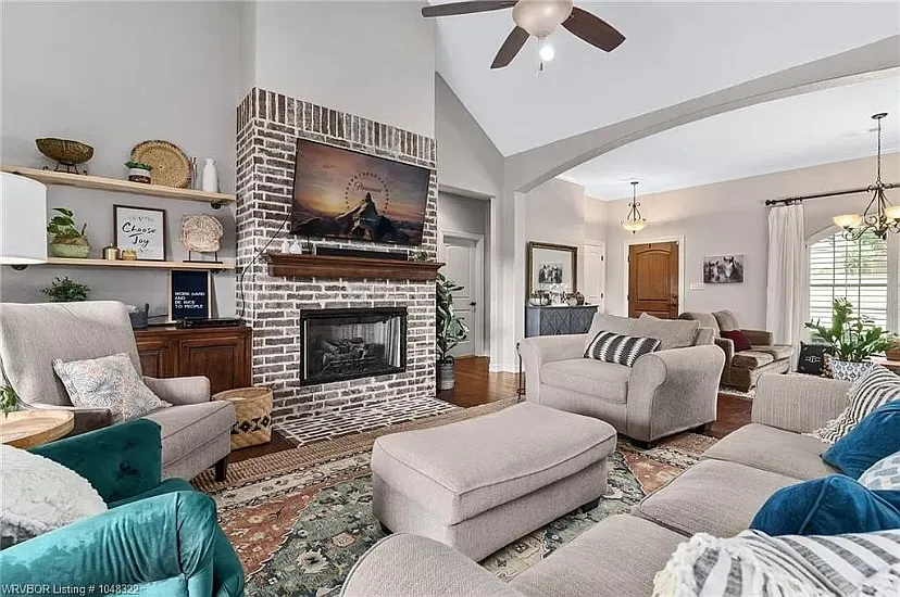 5 bed, 3.5 bath, 2962 sqft, $3,950 — Photo 2
