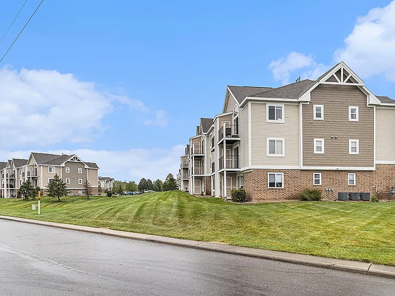 Autumn Lakes Apartments and Townhomes — Photo 59