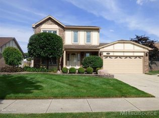 39572 Lembke Dr, Sterling Heights, MI