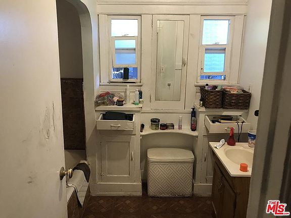 2nd image of 1600 W 65th Pl