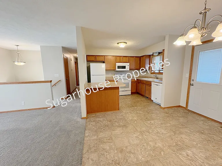 1721 SW 27th St — Photo 4