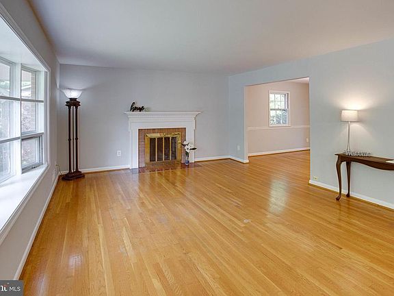 Open to the dining room, great for entertaining!