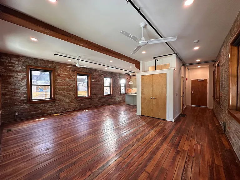 209 Woodward St — Photo 7