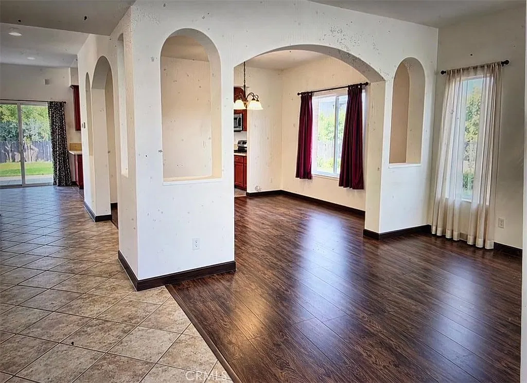 4 bed, 2525 sqft, $5,950 — Photo 2