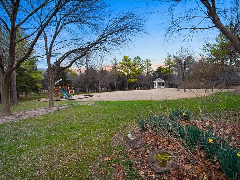 9417 Forest Dale Dr — Photo 25