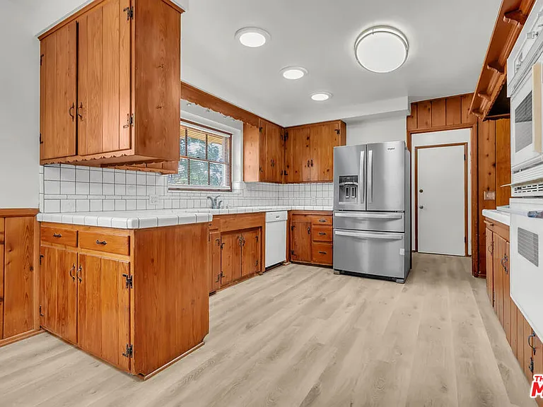 9322 Lasaine Ave — Photo 10
