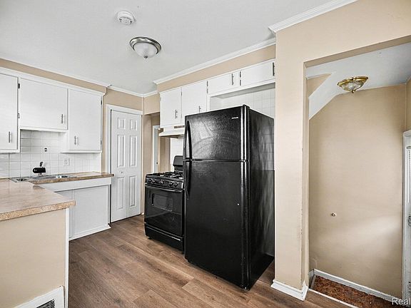 5th image of 21768 Gascony Ave