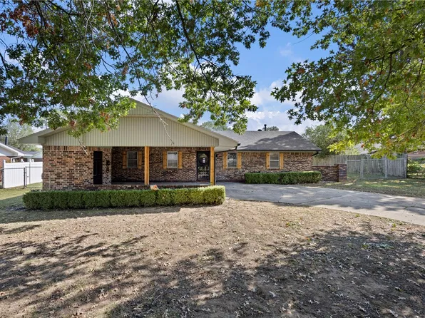 122 W Circle Dr, Clarksville, AR 72830