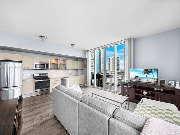 4th image of 350 NE 24th St APT 1104