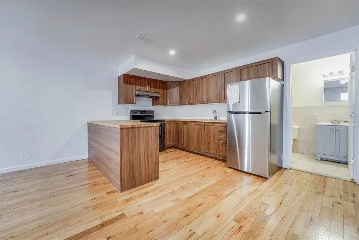 2 bed, 1.0 bath, 800 sqft, $1,950 — Photo 1