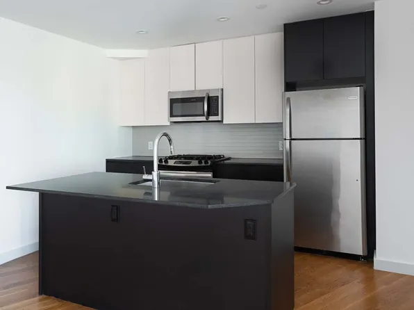 31-43 Vernon Boulevard image 1 of 16