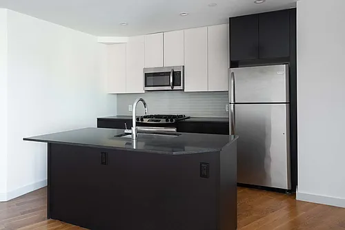3143 Vernon Blvd Photo 1