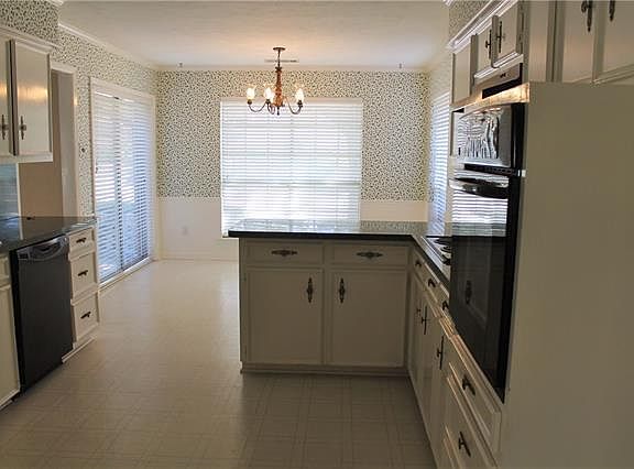 5th image of 216 Rockbrook Dr
