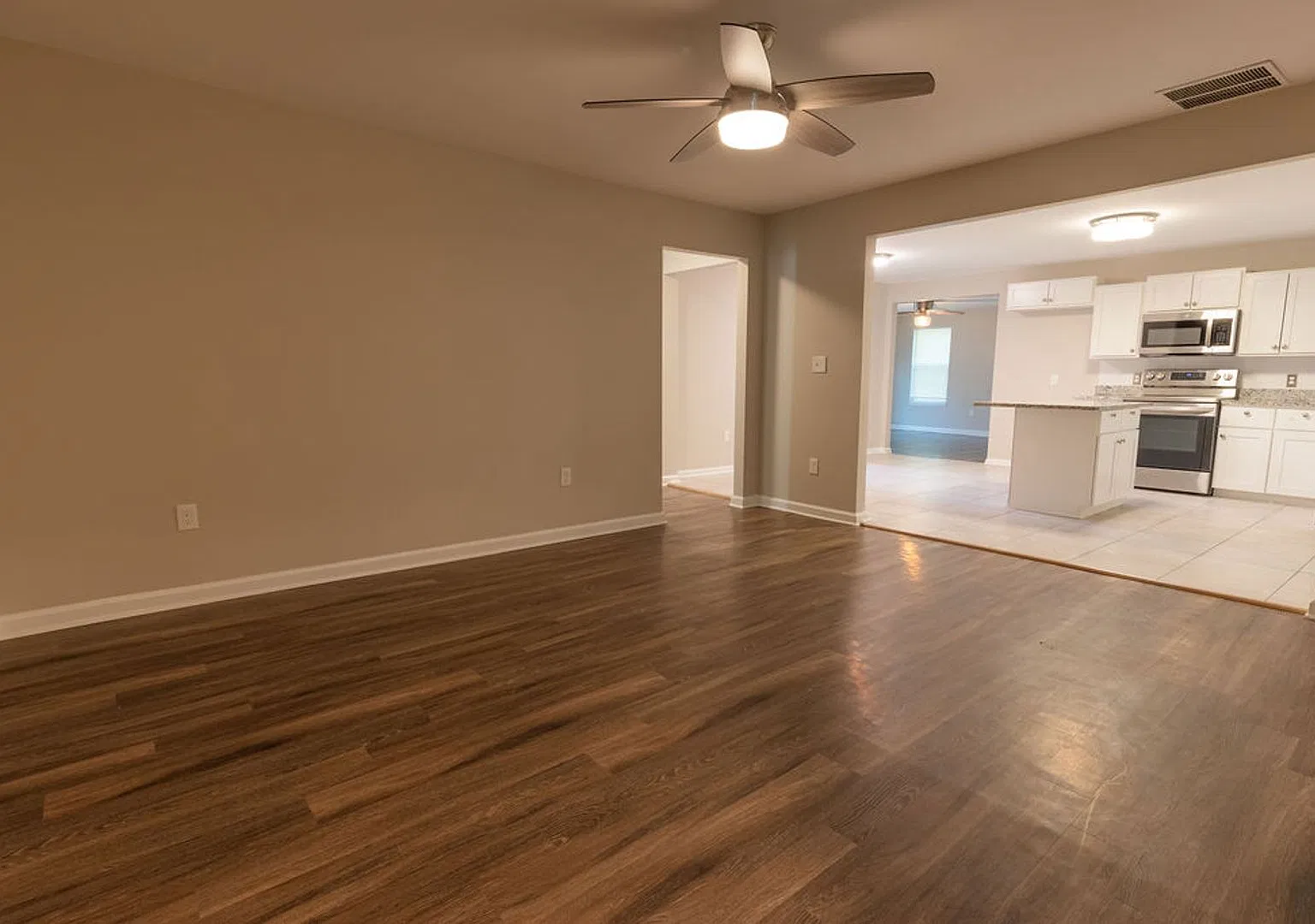 4 bed, 2.5 bath on large lot in Millington — Photo 4