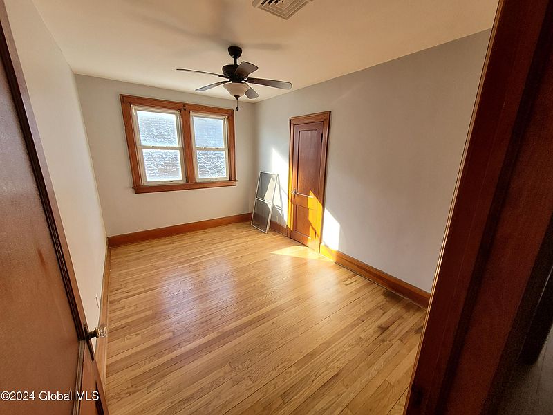 5th image of 40 Mathias Avenue