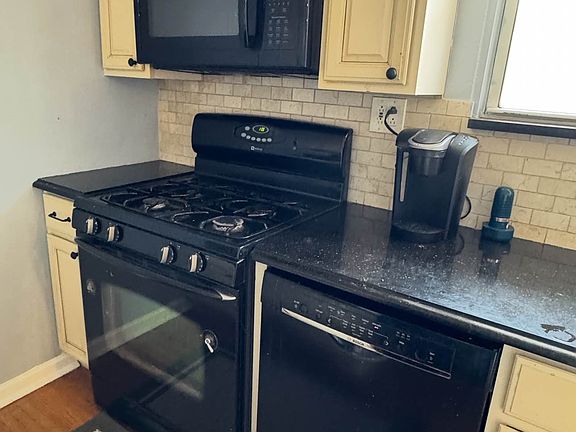 2nd image of 82-27 Langdale St #1