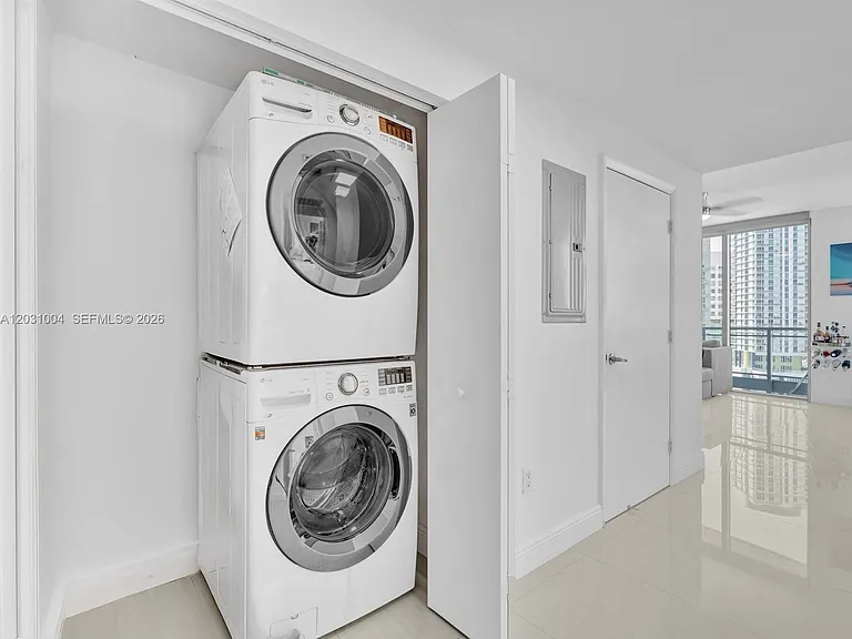 90 SW 3rd St #2013 — Photo 14
