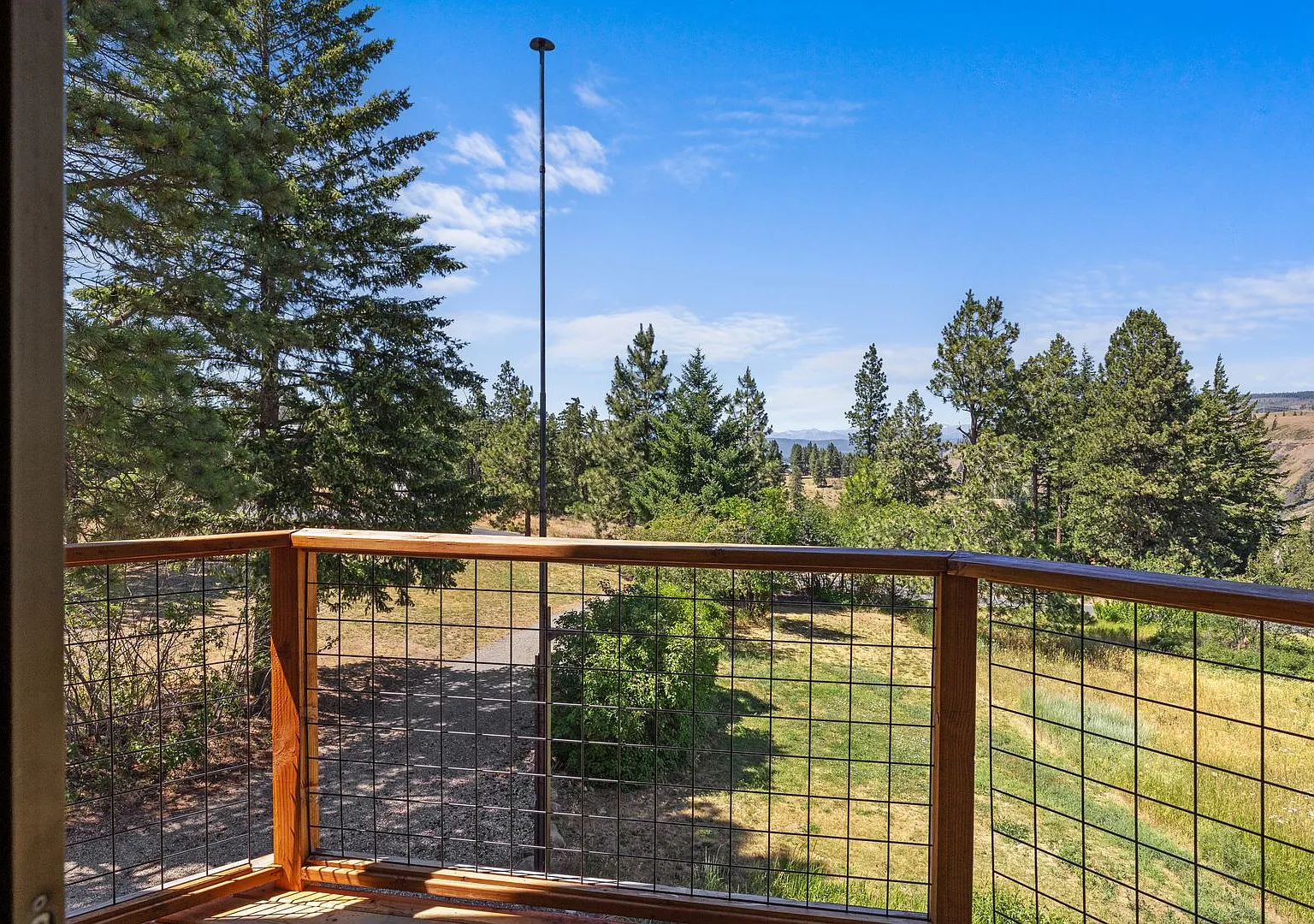 Rustic Cabin Among the Trees — Photo 3