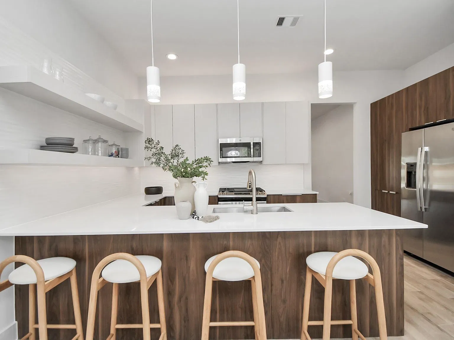 3 bed, 2.5 bath, 1637 sqft, $2,700 — Photo 1