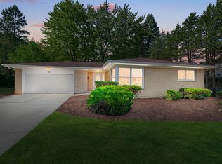 92 N Airlite St, Elgin, IL 60123