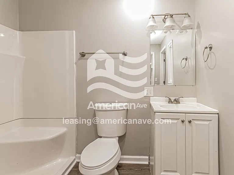 909394_013_bathroom_13.jpg
