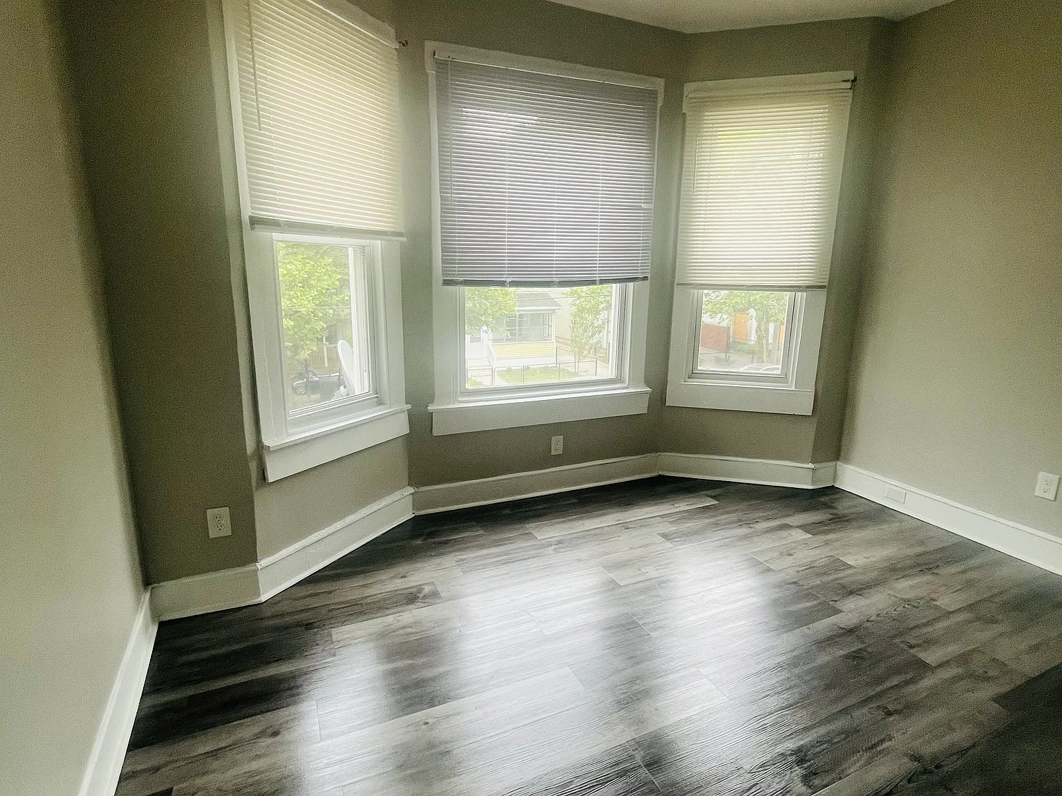 3 bed, 900 sqft, $2,000 — Photo 3