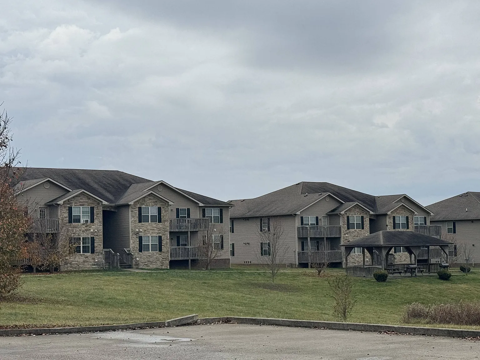 Twin Lakes Apartments — Photo 2
