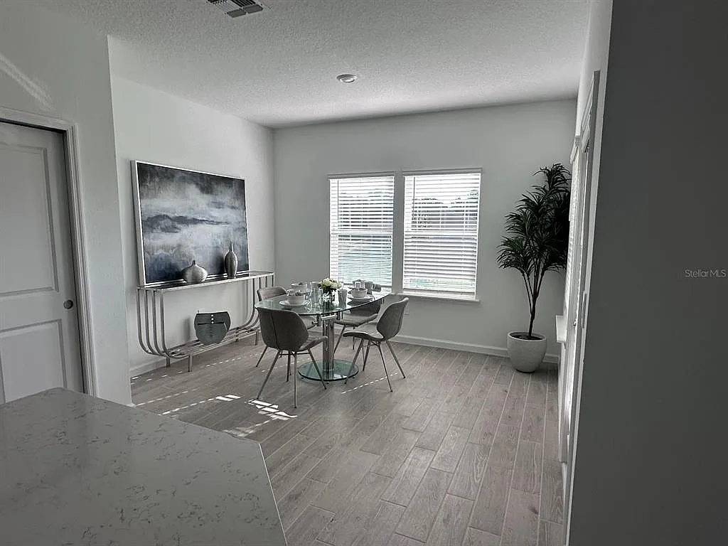 4 bed, 2.0 bath, 2268 sqft, $2,650 — Photo 4