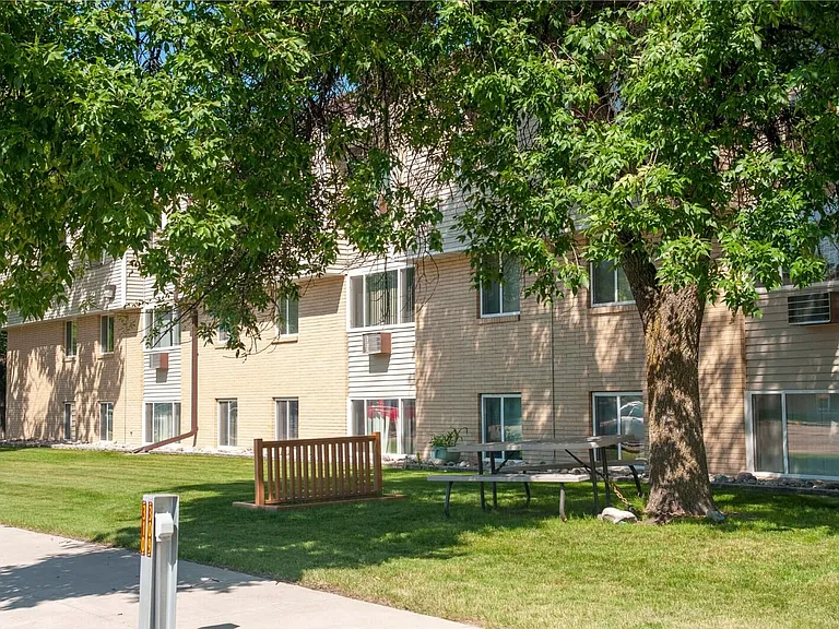 Valley Park Apartments — Photo 2