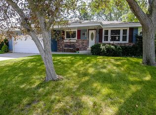 7833 W Plainsview Dr, Franklin, WI 53132