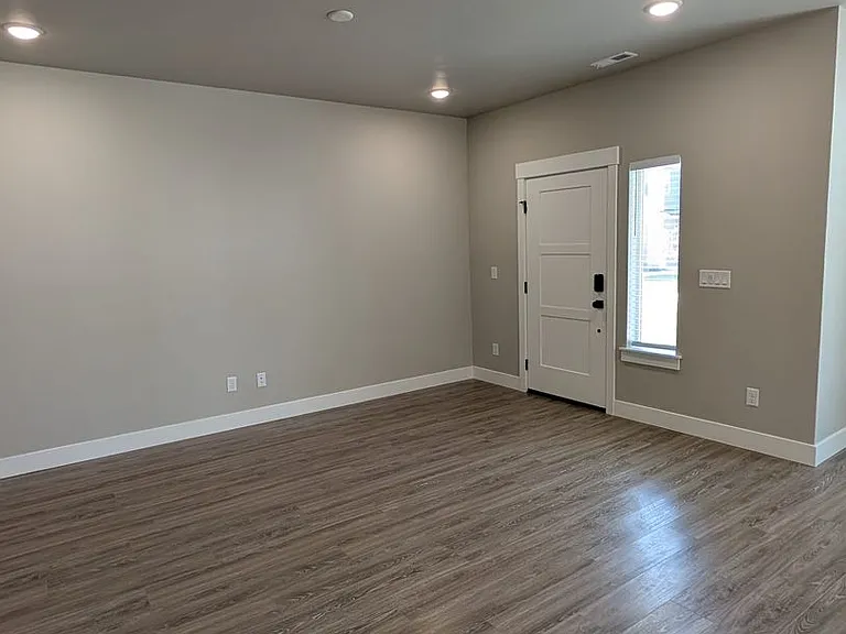 5560 Trueman #C — Photo 4