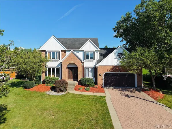 5545 Country Club Ln, Hamburg, NY 14075