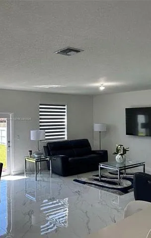5 bed, 3.0 bath, 2640 sqft, $4,400 — Photo 2