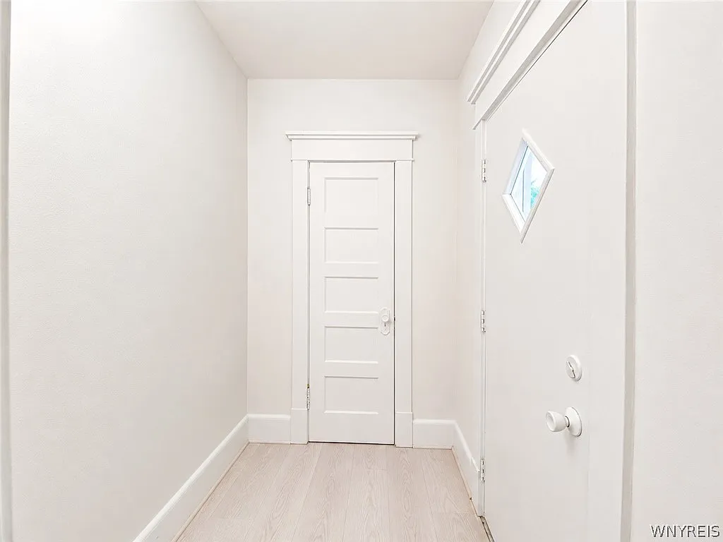 3 bed, 1.0 bath, 1054 sqft, $1,400 — Photo 2