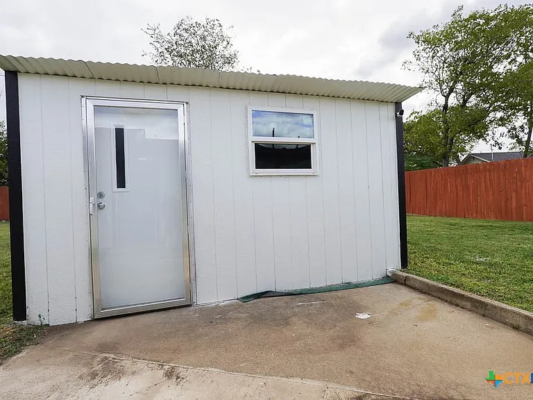 913 Hander Ln — Photo 15