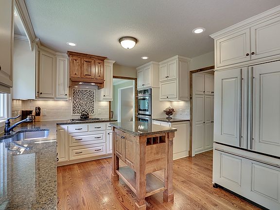 3rd image of 2925 Garland Ln N
