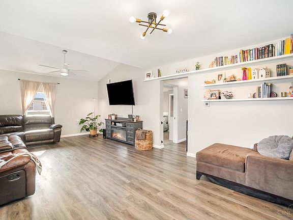 5th image of 429 S Charity St