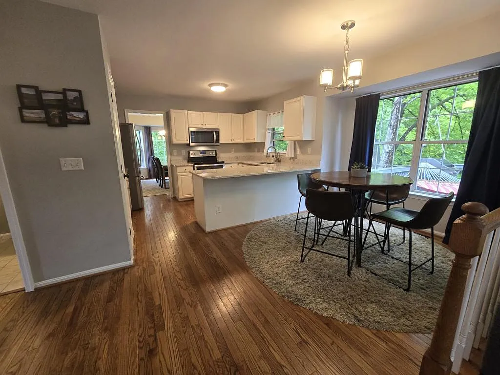 42 Charleston Ct — Photo 3