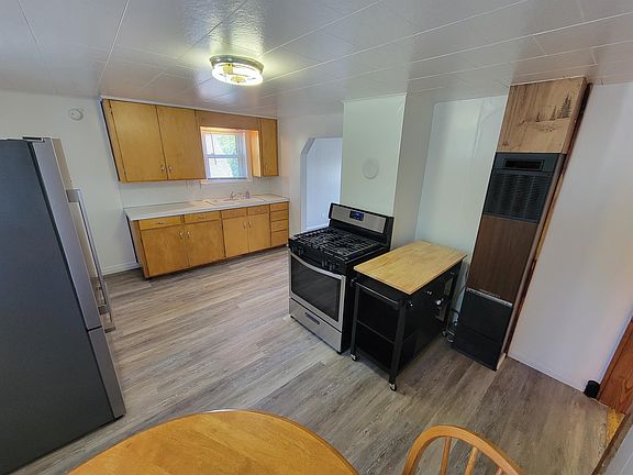Kitchen/Dining. Moveable kitchen island furnished.