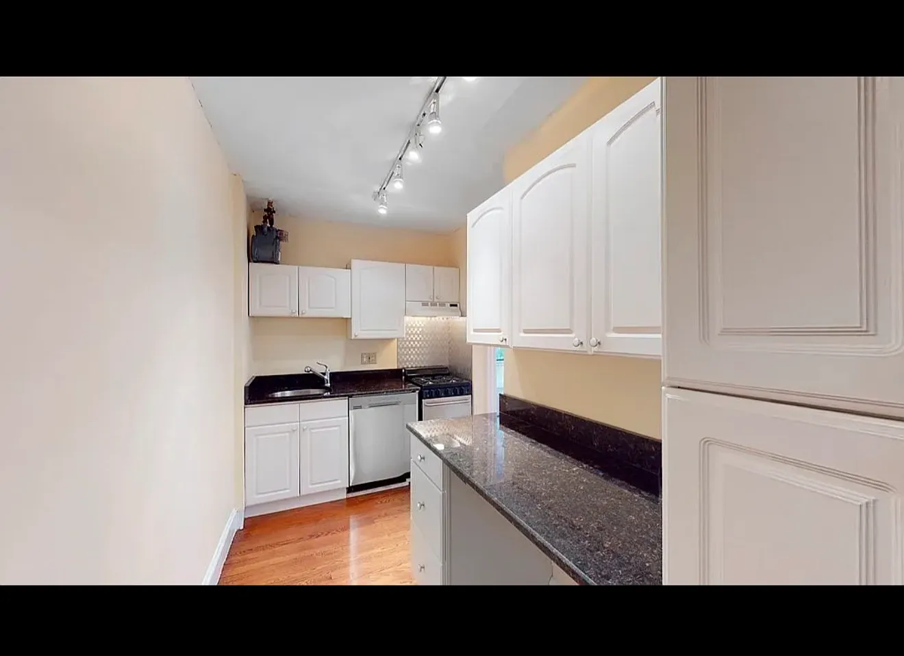 2 bed, 610 sqft, $3,000 — Photo 2