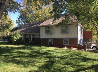 301 SW Ensley Ln, Lees Summit, MO 64081