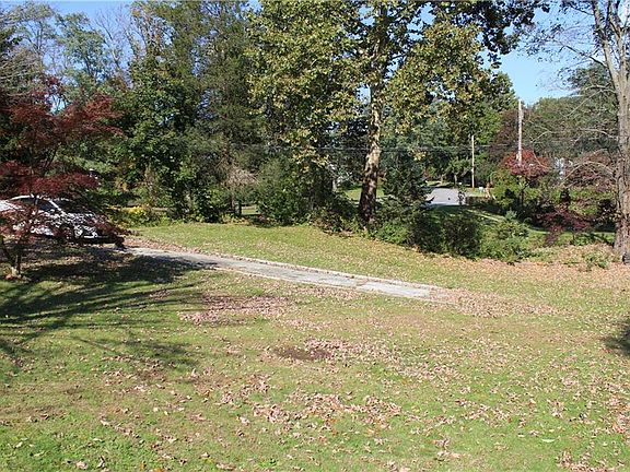 3rd image of 2346 Hawthorne Dr
