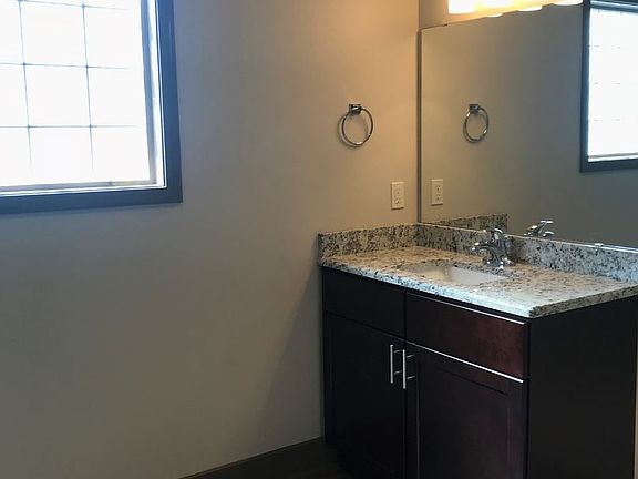 5th image of 556 Emmett Ave APT 43