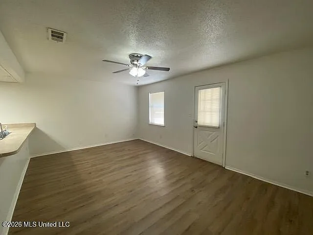 15251 Parkwood Dr N #D — Photo 4