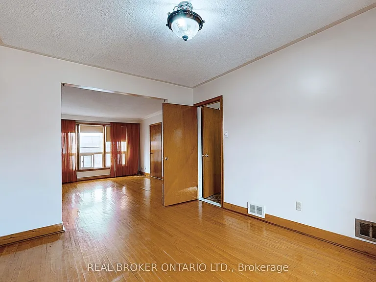 3241 Dufferin St — Photo 12