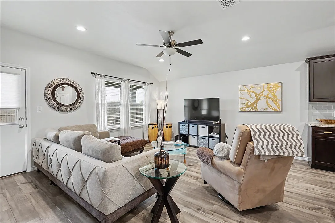 4 bed, 2.5 bath, 1865 sqft, $2,600 — Photo 4