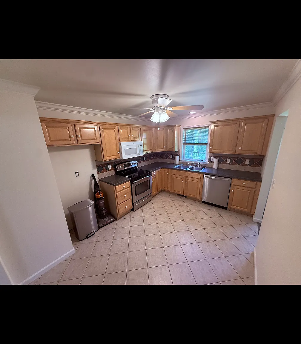 3 bed, 2.5 bath, 2200 sqft, $2,300 — Photo 3