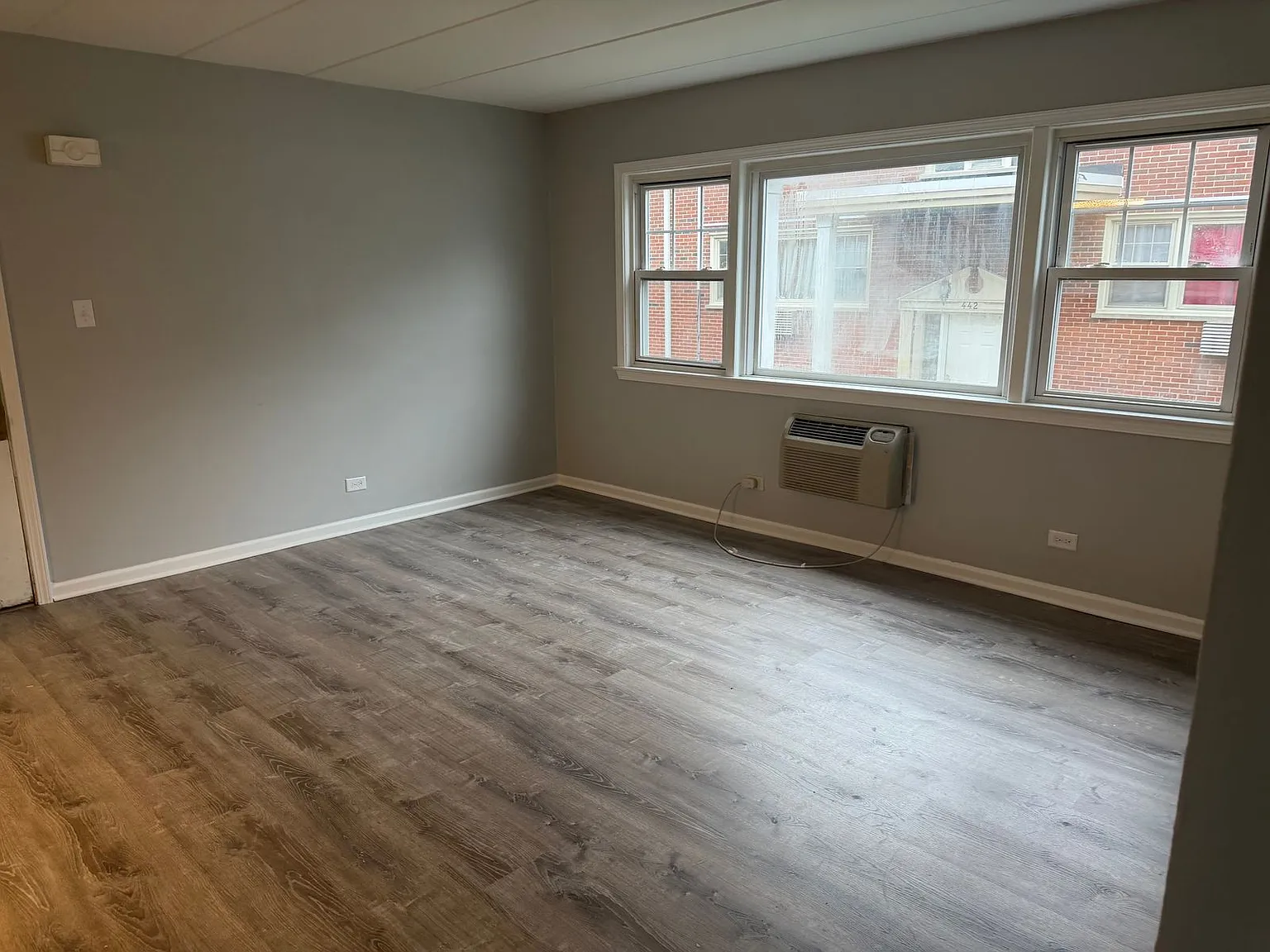 446 N Ardmore Ave — Photo 4